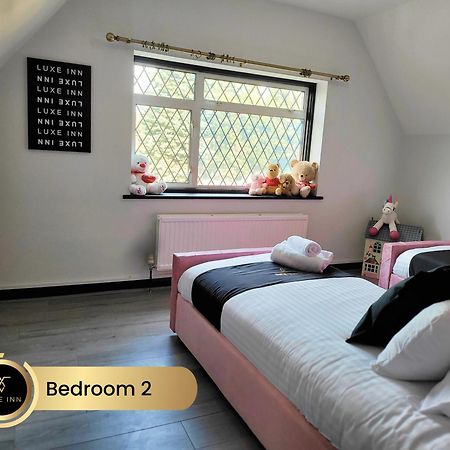 4 Bedroom House, Heathrow Airport, Luxe Inn Colnbrook Bagian luar foto