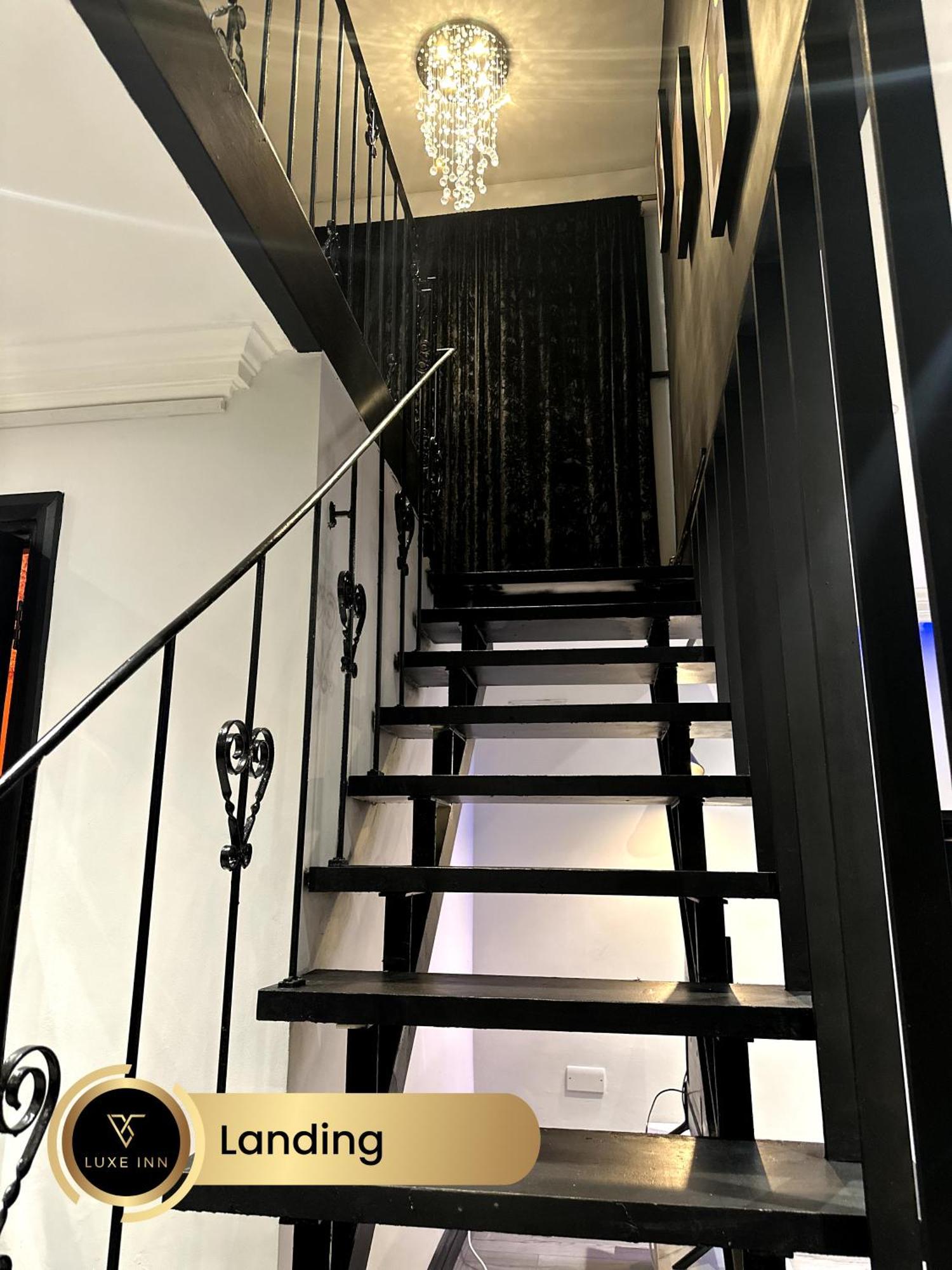4 Bedroom House, Heathrow Airport, Luxe Inn Colnbrook Bagian luar foto