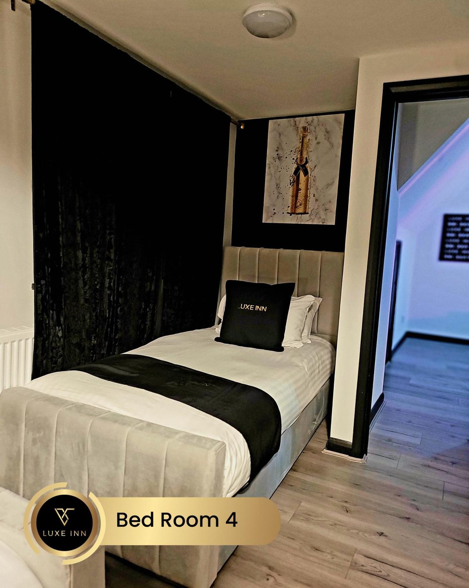 4 Bedroom House, Heathrow Airport, Luxe Inn Colnbrook Bagian luar foto