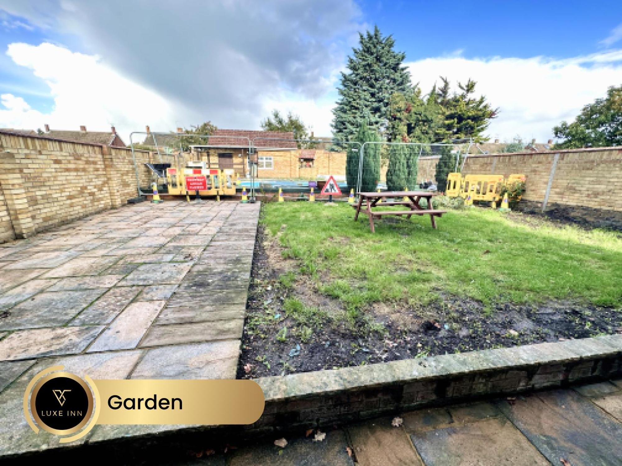 4 Bedroom House, Heathrow Airport, Luxe Inn Colnbrook Bagian luar foto
