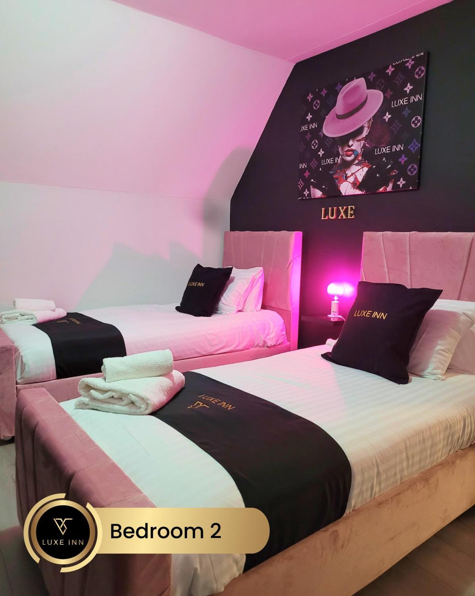 4 Bedroom House, Heathrow Airport, Luxe Inn Colnbrook Bagian luar foto