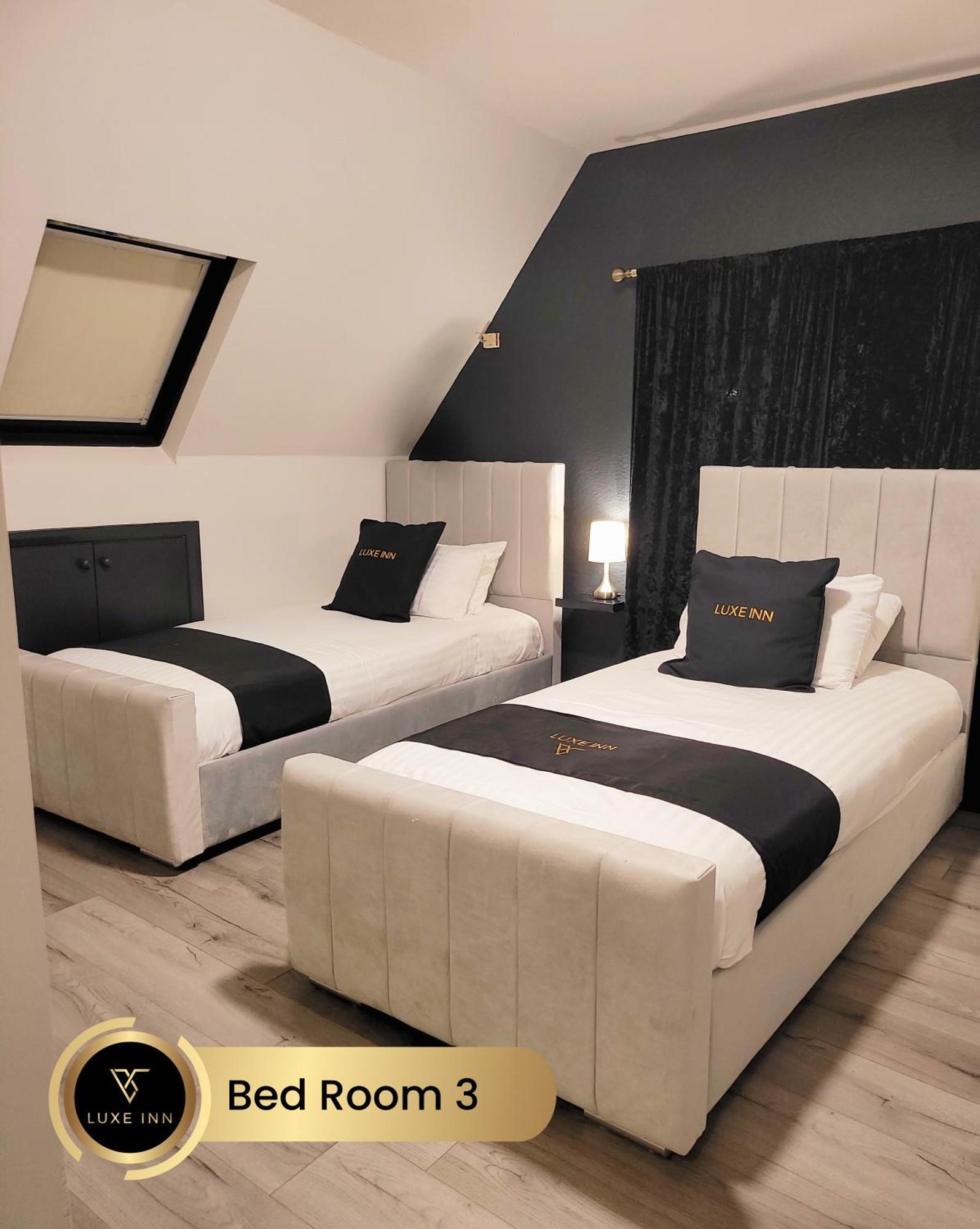 4 Bedroom House, Heathrow Airport, Luxe Inn Colnbrook Bagian luar foto