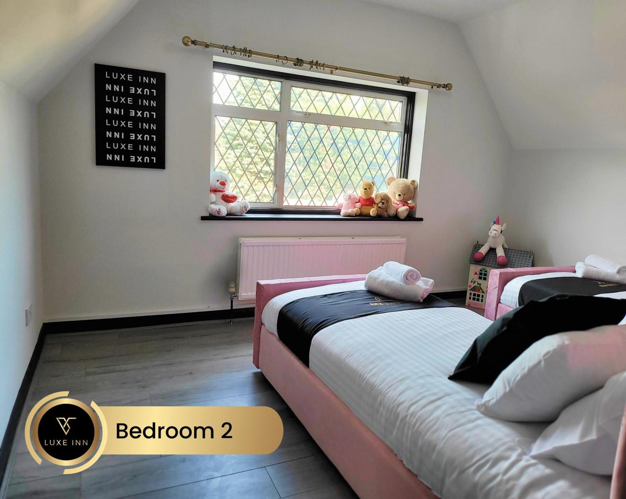 4 Bedroom House, Heathrow Airport, Luxe Inn Colnbrook Bagian luar foto