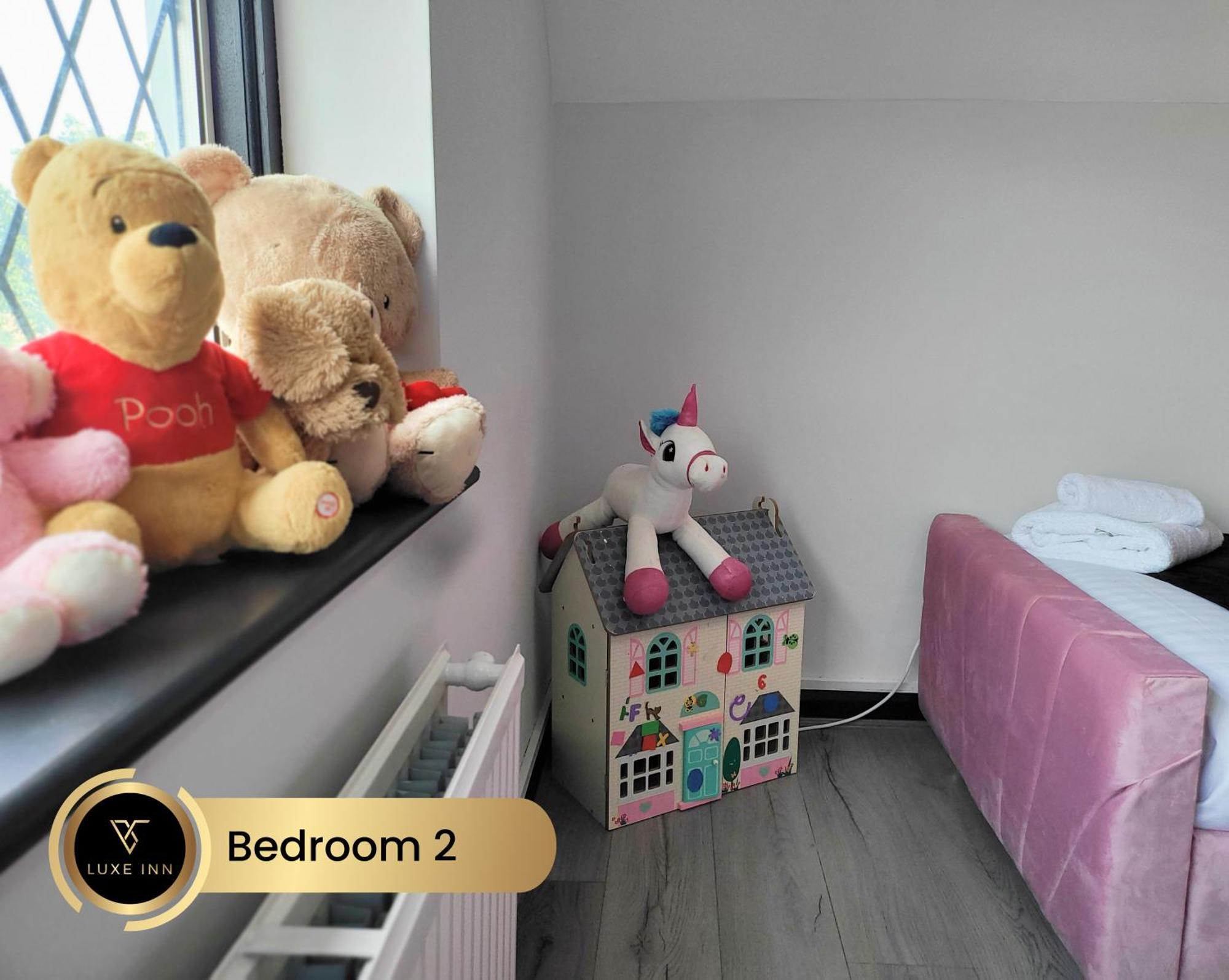 4 Bedroom House, Heathrow Airport, Luxe Inn Colnbrook Bagian luar foto