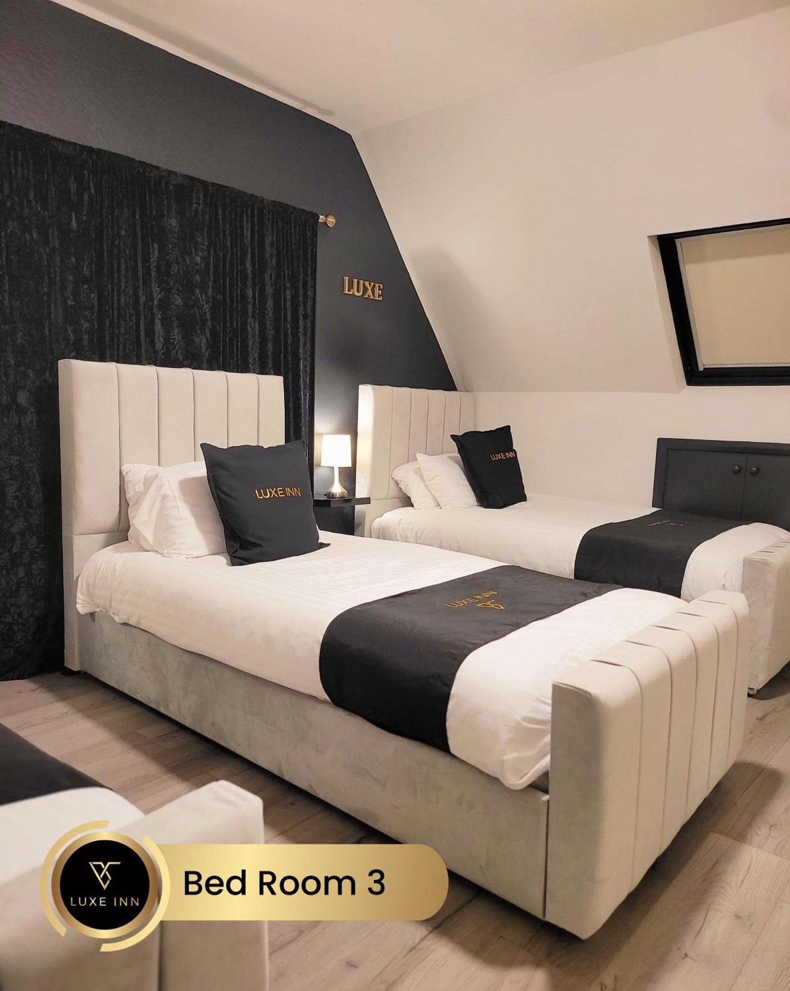 4 Bedroom House, Heathrow Airport, Luxe Inn Colnbrook Bagian luar foto