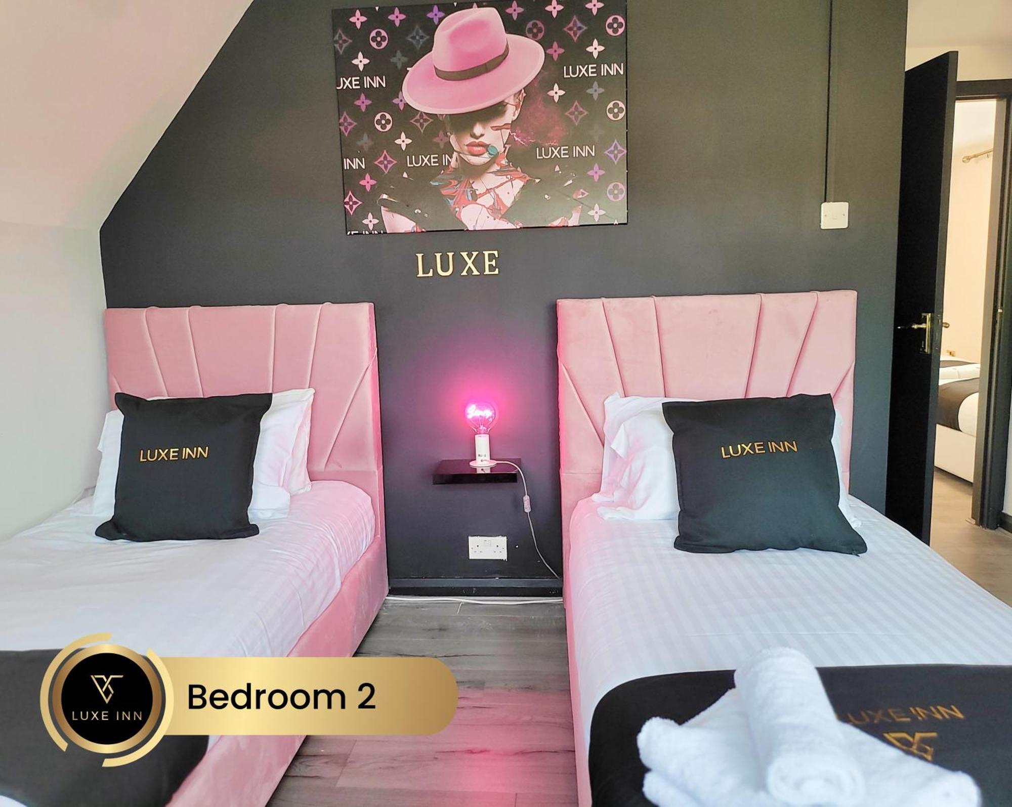 4 Bedroom House, Heathrow Airport, Luxe Inn Colnbrook Bagian luar foto
