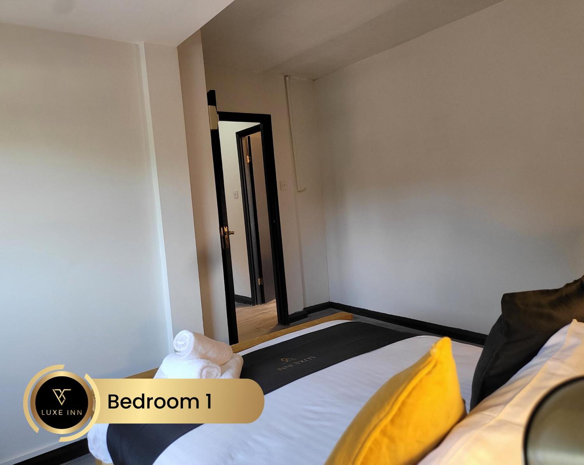 4 Bedroom House, Heathrow Airport, Luxe Inn Colnbrook Bagian luar foto