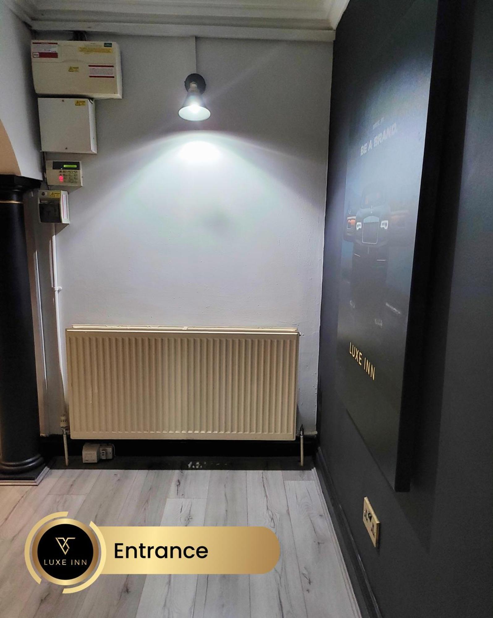 4 Bedroom House, Heathrow Airport, Luxe Inn Colnbrook Bagian luar foto